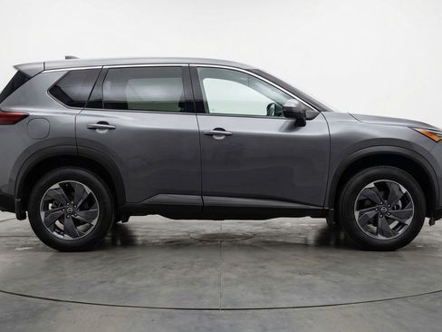 Used 2025 Nissan Rogue SV FWD image 11
