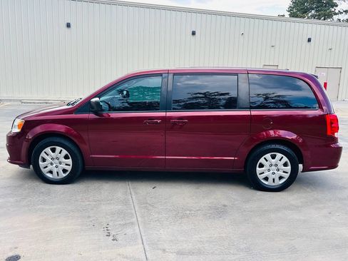 Used 2018 Dodge Grand Caravan SE w/ UConnect Hands-Free Group image 8