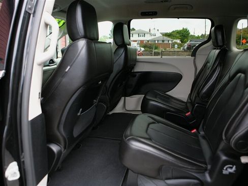 Used 2023 Chrysler Pacifica Touring-L FWD image 14