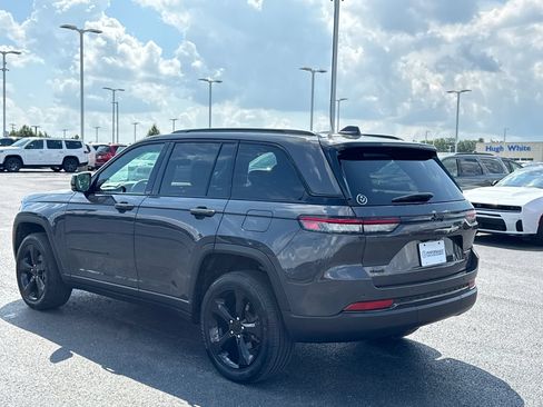 Used 2023 Jeep Grand Cherokee Altitude AWD/4WD image 5
