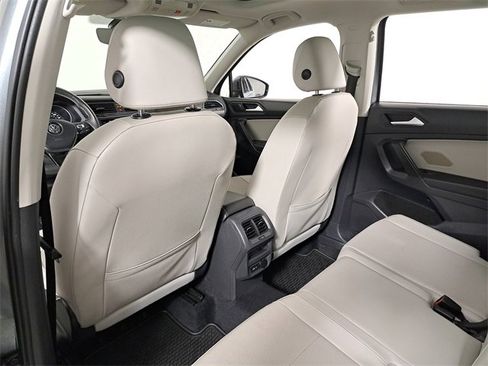 Used 2021 Volkswagen Tiguan SE w/ Panoramic Sunroof Package image 11