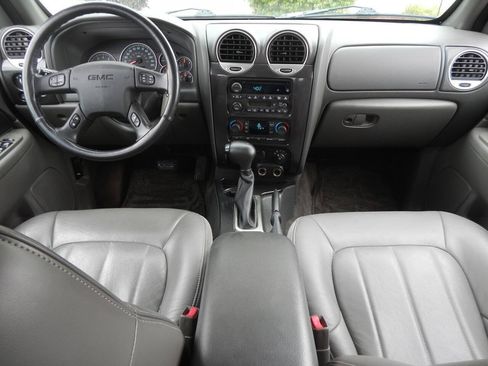 Used 2004 GMC Envoy XUV SLT AWD/4WD image 2