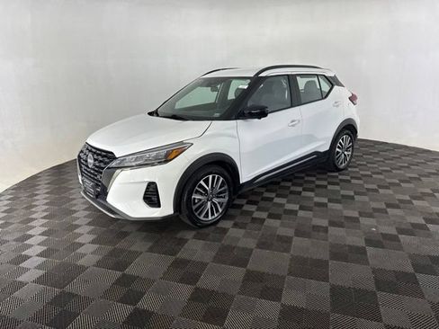 Used 2024 Nissan Kicks SR w/ SR Premium Package FWD image 3