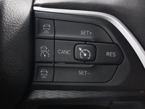 Used 2024 Jeep Grand Cherokee Altitude AWD/4WD image 12