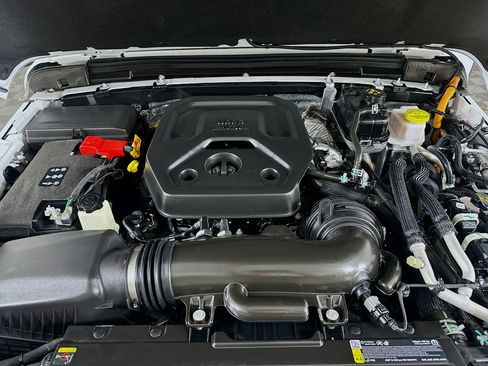 Used 2025 Jeep Wrangler Sahara image 31