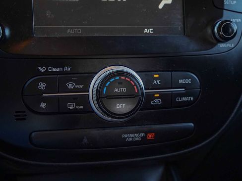 Used 2018 Kia Soul + image 19