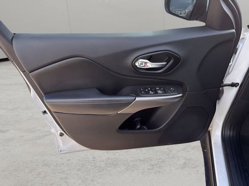 Used 2020 Jeep Cherokee Latitude Plus image 9