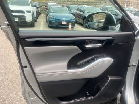 Used 2023 Toyota Highlander XLE AWD/4WD image 6