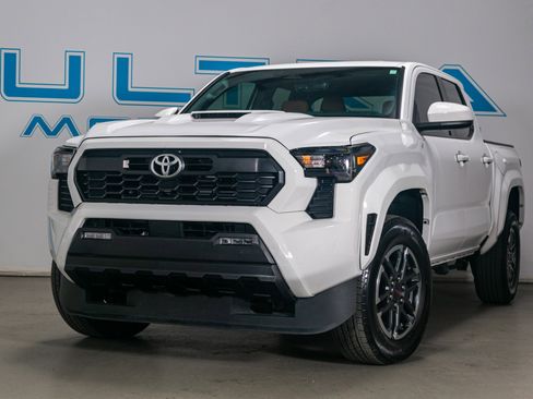 Used 2024 Toyota Tacoma TRD Sport image 3