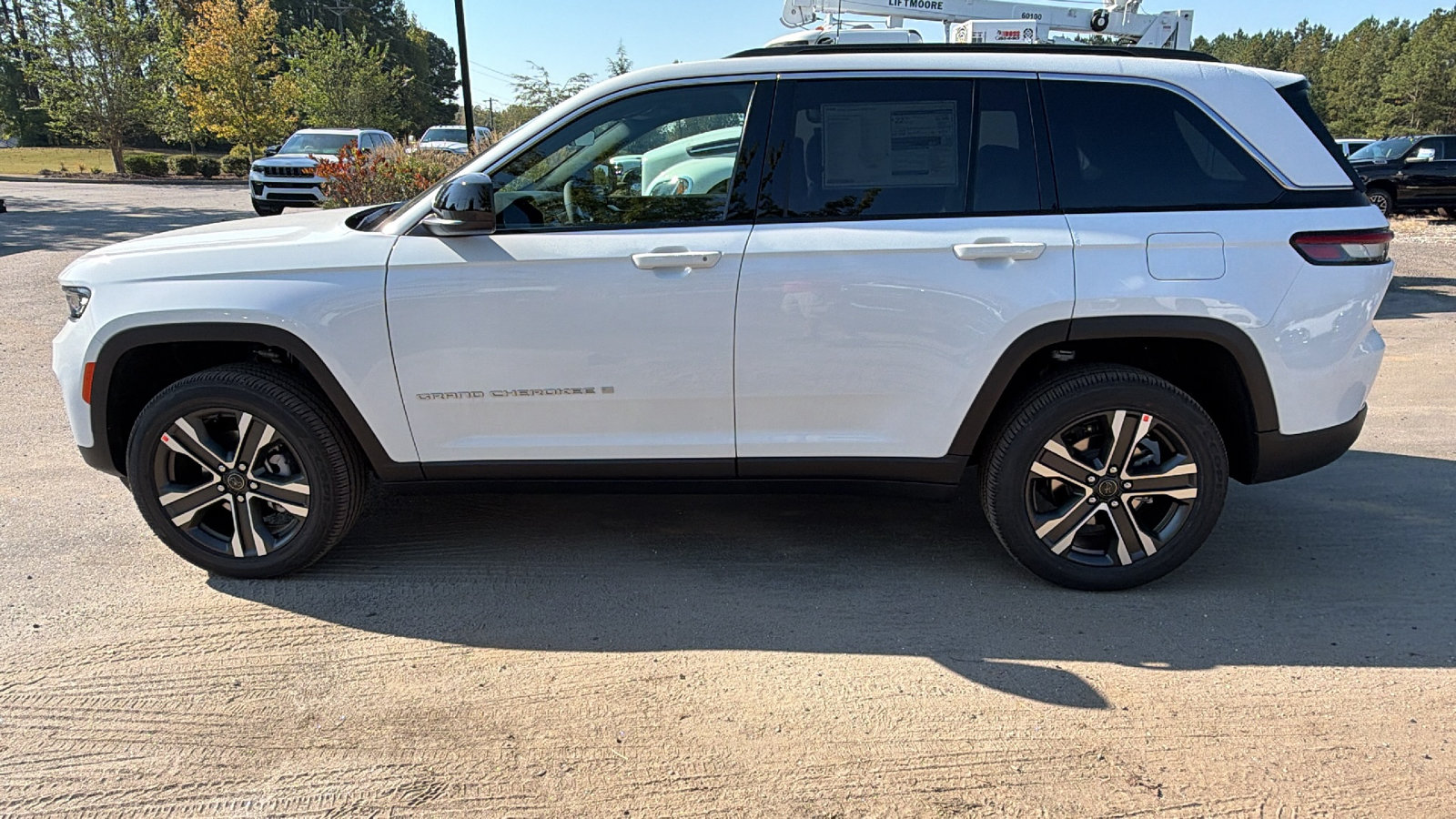 New 2027 Jeep Grand Cherokee Laredo X AWD/4WD image 11