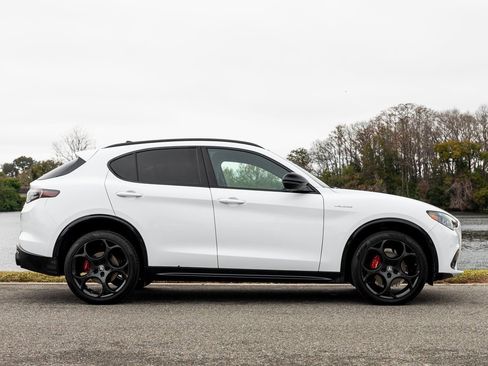 Used 2024 Alfa Romeo Stelvio Veloce image 2