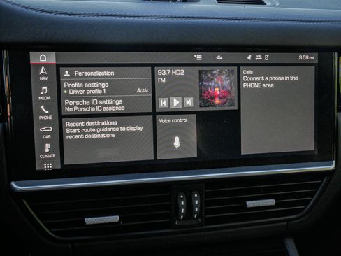 Used 2021 Porsche Cayenne Turbo S image 23