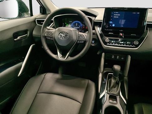 Used 2025 Toyota Corolla Cross XLE image 22