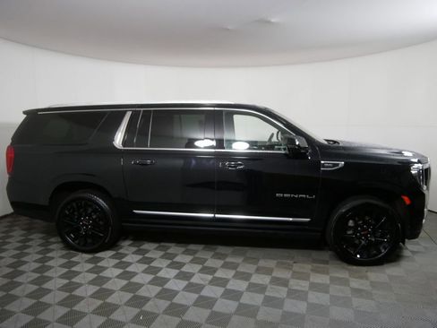 Used 2023 GMC Yukon XL Denali image 2