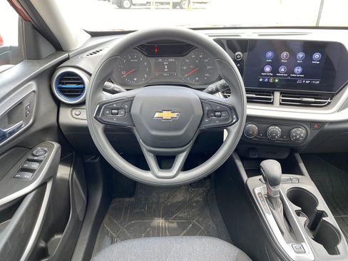 Used 2024 Chevrolet Trax LS w/ LS Convenience Package FWD image 13