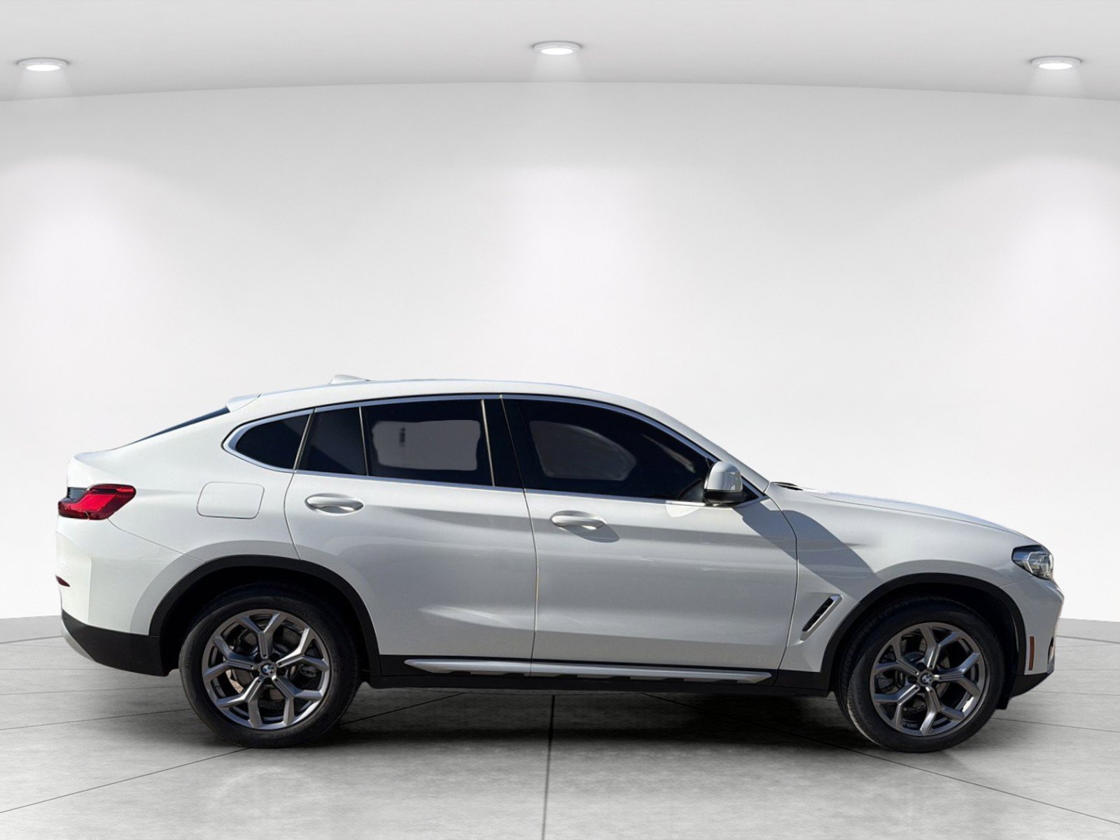 Certified 2025 BMW X4 xDrive30i AWD/4WD image 3