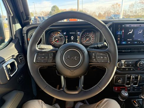 Used 2025 Jeep Gladiator Mojave w/ Convenience Group image 21