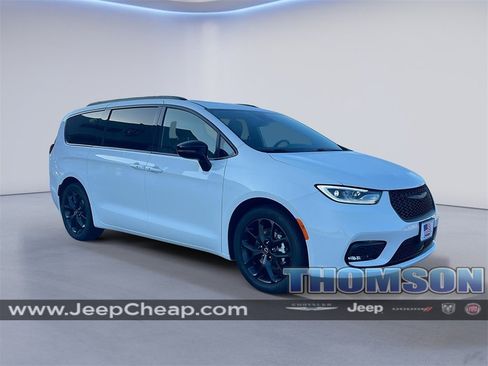 New 2025 Chrysler Pacifica Limited image 1