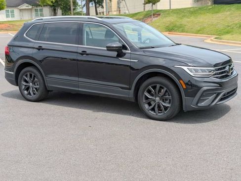Certified 2024 Volkswagen Tiguan SE w/ Panoramic Sunroof Package FWD image 2