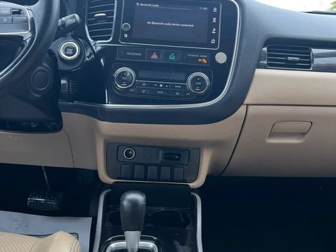 Used 2017 Mitsubishi Outlander SEL AWD/4WD image 12