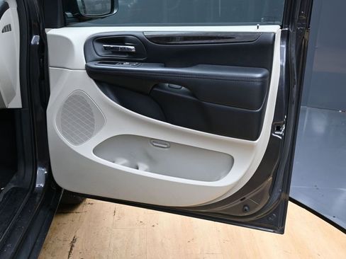 Used 2019 Dodge Grand Caravan SE image 32