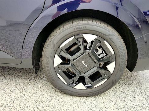 Used 2025 Kia Carnival EX FWD image 9