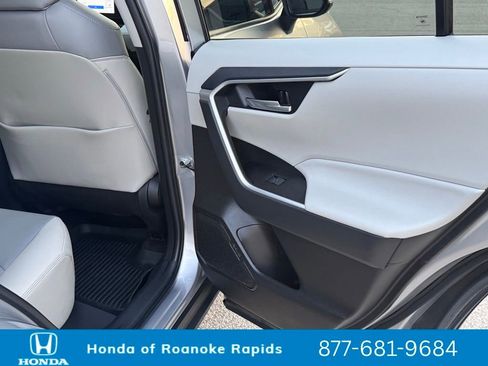 Used 2023 Toyota RAV4 XLE Premium image 17