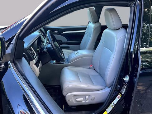 Certified 2017 Toyota Highlander XLE AWD/4WD image 9