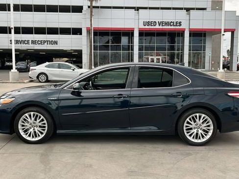 Used 2020 Toyota Camry XLE FWD image 3