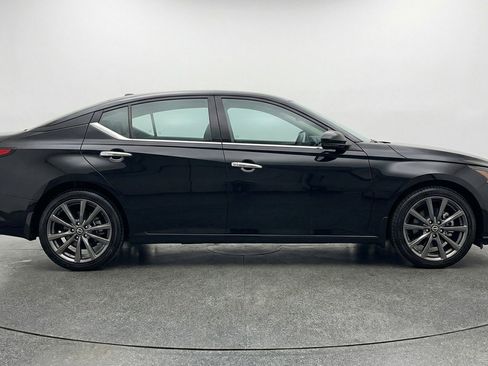 Used 2025 Nissan Altima 2.5 SV FWD image 11
