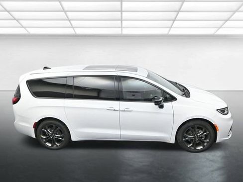 New 2026 Chrysler Pacifica Select image 17