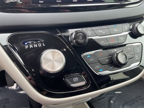 Used 2023 Chrysler Pacifica Touring-L FWD image 21