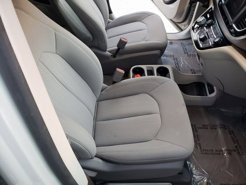 Used 2019 Chrysler Pacifica LX image 18