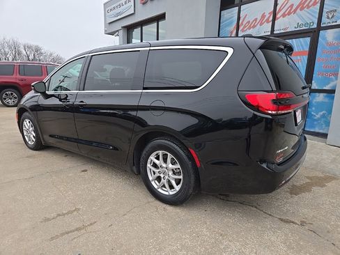 Used 2024 Chrysler Pacifica Touring-L FWD image 6