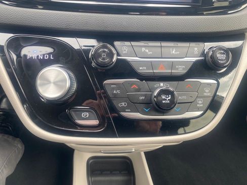 Used 2024 Chrysler Pacifica Touring-L FWD image 26