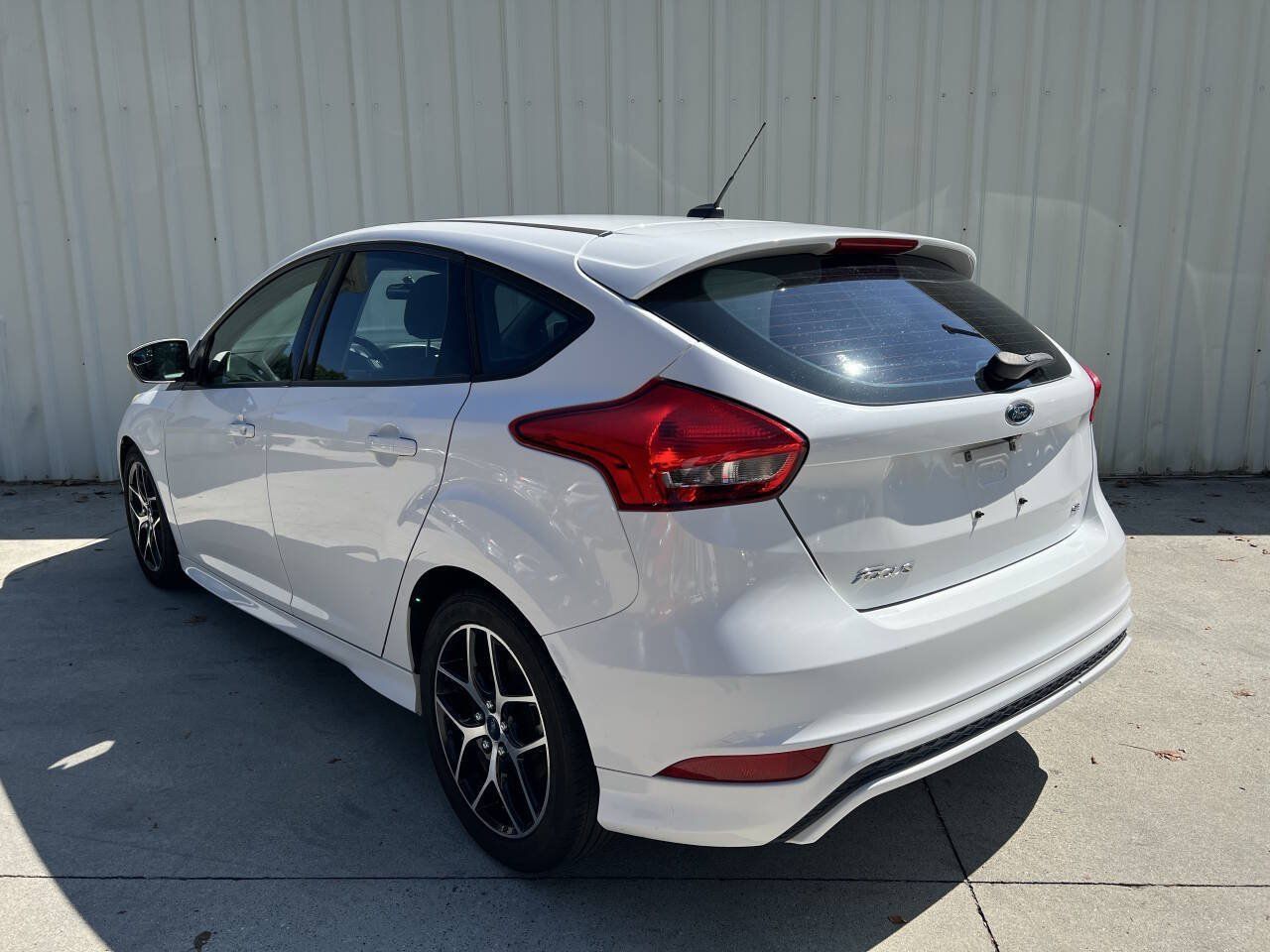 Used 2016 Ford Focus SE w/ SE Sport Package FWD image 5