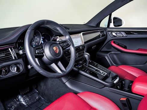 Certified 2025 Porsche Macan image 4
