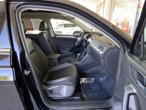 Certified 2022 Volkswagen Tiguan SE w/ Panoramic Sunroof Package FWD image 42