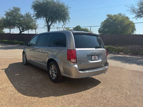 Used 2016 Dodge Grand Caravan SE FWD image 11