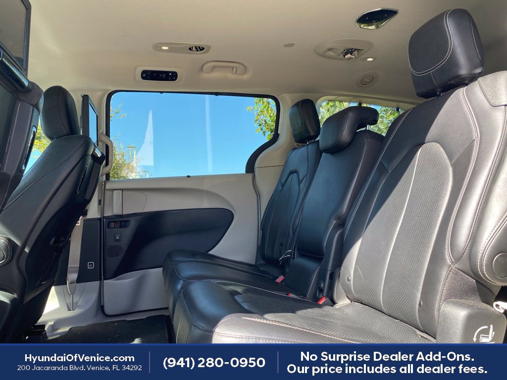 Used 2022 Chrysler Pacifica Touring-L w/ Uconnect Theater Family Group FWD image 18