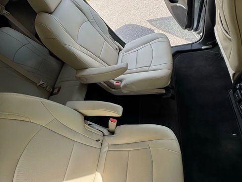 Used 2020 Buick Enclave Essence w/ Sport Touring Edition image 18