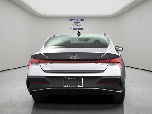 New 2026 Hyundai Elantra SE FWD image 21
