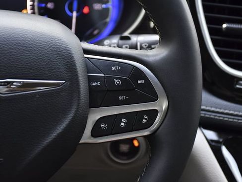 Used 2023 Chrysler Pacifica Limited FWD image 9