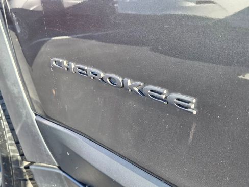 Used 2016 Jeep Cherokee Trailhawk w/ Cold Weather Group image 11