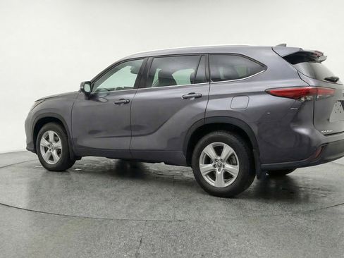 Used 2025 Toyota Highlander LE image 6