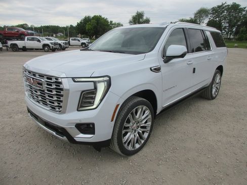 New 2026 GMC Yukon XL Denali w/ Denali Reserve Package AWD/4WD image 9