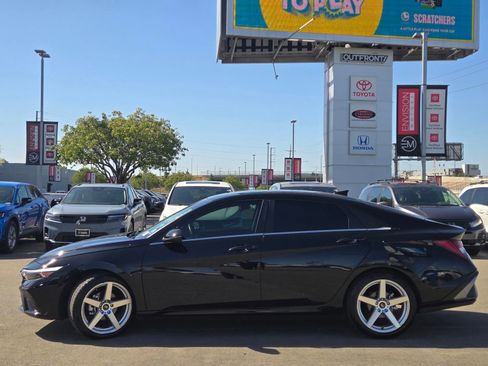 Used 2025 Hyundai Elantra Limited FWD image 4