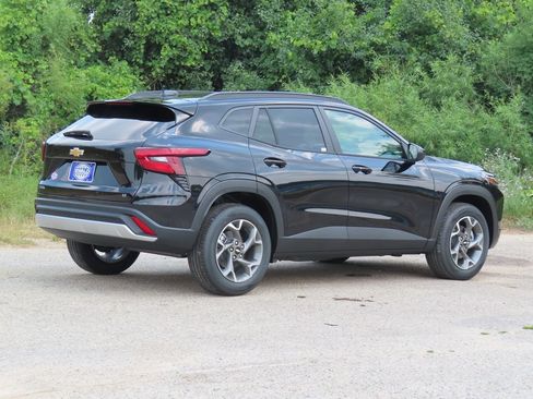 New 2026 Chevrolet Trax LT w/ LT Convenience Package FWD image 3