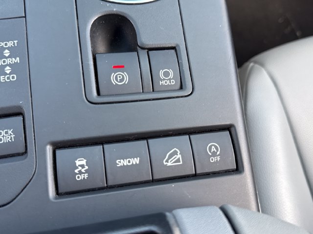 Used 2021 Toyota Highlander XLE AWD/4WD image 41