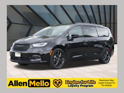 Used 2025 Chrysler Pacifica Limited